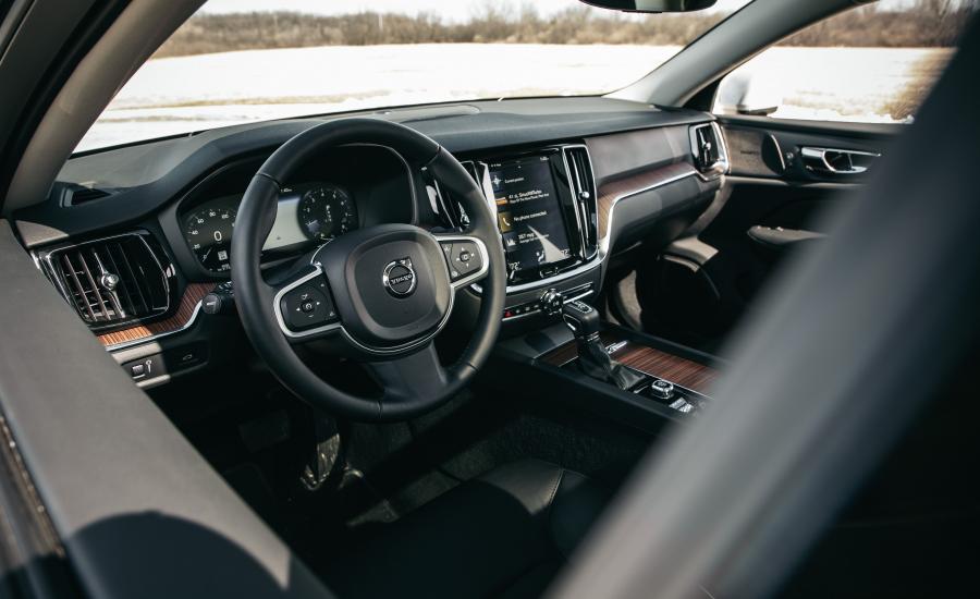 Интерьер Volvo S60 T5 Momentum 2018 года  (NA) (фото 2 из 41)